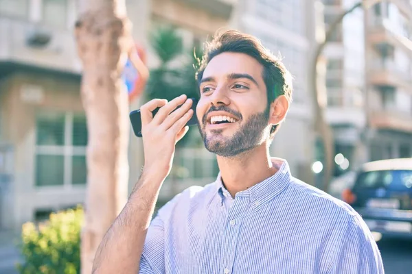 Молодий Іспаномовний Чоловік Посміхається Щасливим Прослуховуванням Аудіо Повідомлення Допомогою Смартфона — стокове фото