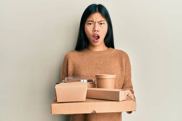 Jovem Chinesa Segurando Levar Comida Rosto Choque Olhando Cético Sarcástico — Fotografia de Stock