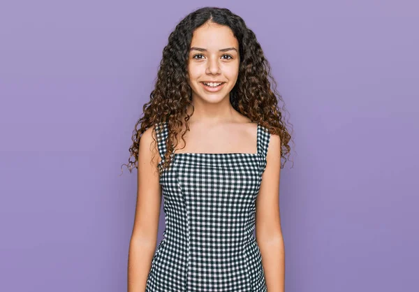 Chica Hispana Adolescente Que Usa Ropa Casual Con Una Sonrisa —  Fotos de Stock