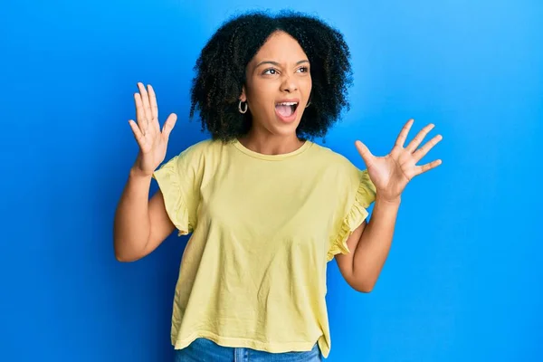 Fiatal Afro Amerikai Lány Alkalmi Ruhát Visel Őrült Őrült Kiabálás — Stock Fotó
