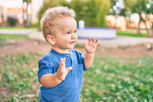 Söt Och Glad Liten Pojke Som Har Roligt Parken Solig — Stockfoto