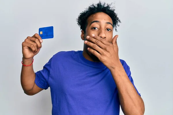 Ung Afrikansk Amerikansk Man Med Skägg Håller Kreditkort Täcker Munnen — Stockfoto