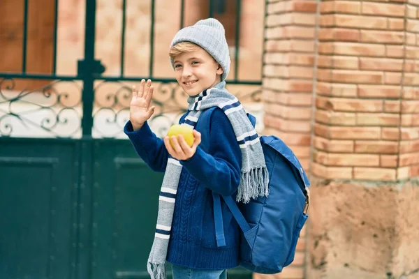 Adorable Estudiante Rubio Diciendo Adiós Con Mano Escuela — Foto de Stock