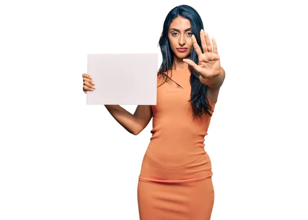 Beautiful Hispanic Woman Holding Blank Empty Banner Open Hand Doing — Stock Photo, Image