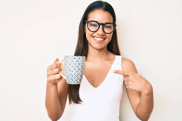 Jovem Bela Menina Latina Usando Óculos Segurando Café Sorrindo Feliz — Fotografia de Stock