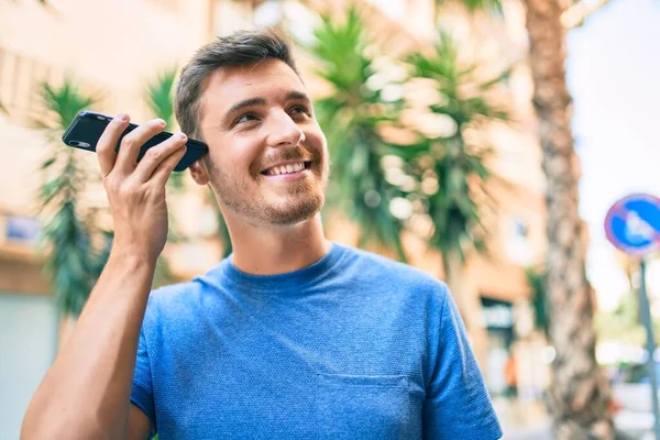 Молодой Кавказский Мужчина Улыбается Счастливым Слушая Аудиосообщение Помощью Смартфона Городе — стоковое фото