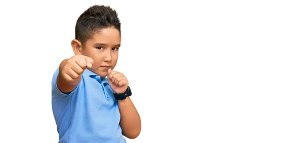 Mały Chłopiec Latynos Nosi Luźne Ubrania Uderzając Pięść Walki Agresywny — Zdjęcie stockowe