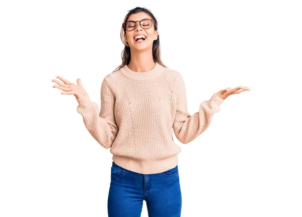 Mujer Hermosa Joven Vistiendo Suéter Invierno Casual Gafas Celebrando Loco —  Fotos de Stock