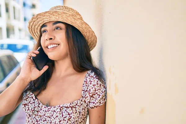 Giovane Donna Latina Vacanza Parlando Sullo Smartphone Appoggiata Muro Strada — Foto Stock