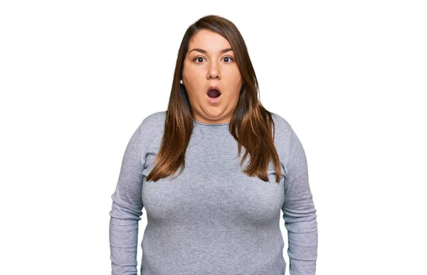 Krásná Brunetka Velikost Žena Sobě Ležérní Oblečení Strach Šokovaný Překvapením — Stock fotografie
