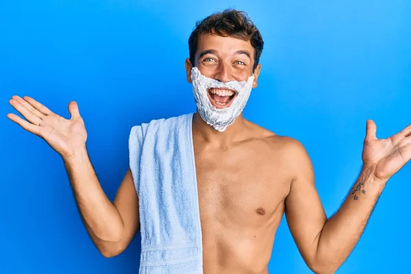 Hombre Guapo Salvando Barba Con Espuma Afeitada Sobre Cara Celebrando — Foto de Stock