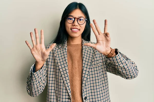 Joven Mujer China Vistiendo Estilo Negocio Gafas Mostrando Apuntando Hacia —  Fotos de Stock