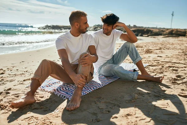 Mladý Gayové Pár Usměvavý Šťastný Sedí Pláži — Stock fotografie