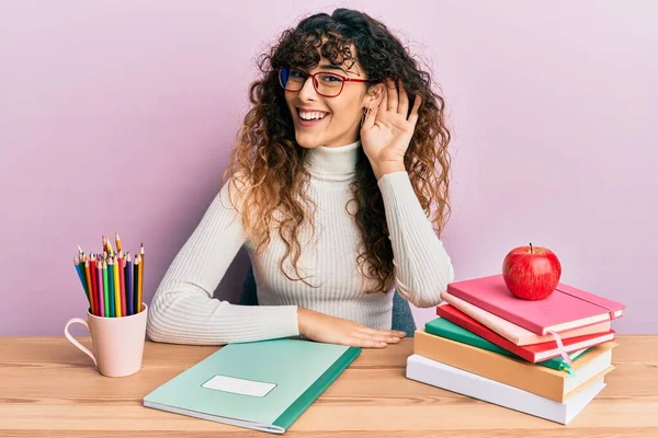 Menina Hispânica Jovem Estudando Para Exame Escolar Sorrindo Com Mão — Fotografia de Stock