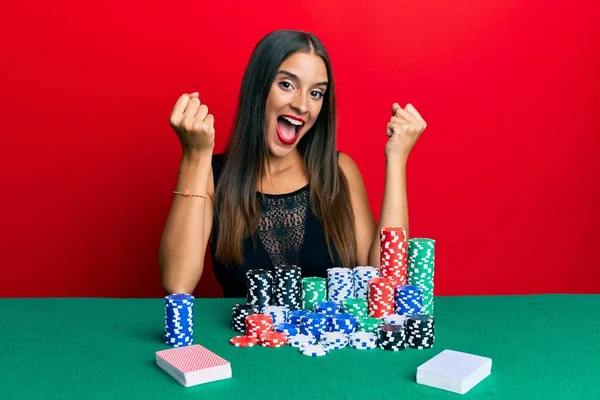 Genç Spanyol Kadın Masada Oturmuş Poker Oynuyor Gururla Bağırıyor Zaferi — Stok fotoğraf