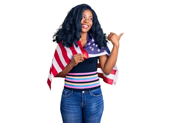 Vacker Afrikansk Amerikansk Kvinna Håller Usa Flagga Pekar Tummen Upp — Stockfoto