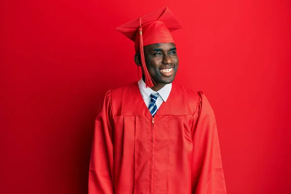 Jovem Afro Americano Vestindo Boné Formatura Roupão Cerimônia Olhando Para — Fotografia de Stock