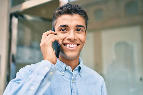 Genç Latin Adam Gülümsüyor Şehirde Akıllı Telefondan Konuşuyor — Stok fotoğraf