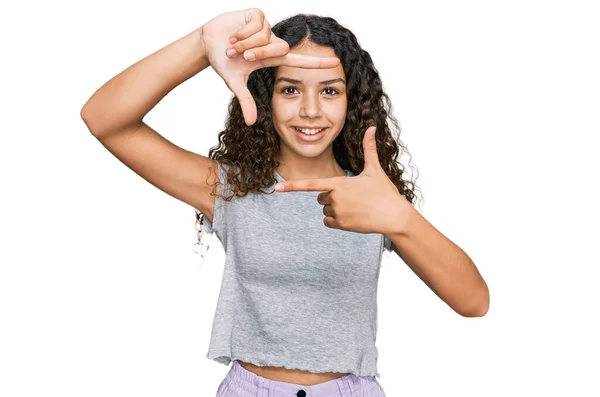 Teenager Hispanische Mädchen Lässiger Kleidung Lächelnd Rahmen Mit Händen Und — Stockfoto