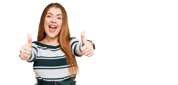 Jeune Belle Femme Rousse Portant Des Vêtements Élégants Approuvant Faire — Photo