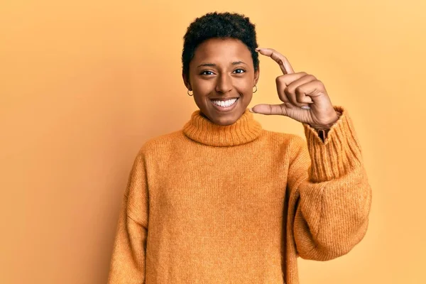 Jovem Afro Americana Vestindo Roupas Casuais Sorrindo Gestos Confiantes Com — Fotografia de Stock