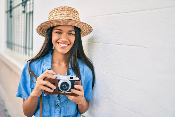 Joven Chica Latina Turista Vacaciones Sonriendo Feliz Usando Cámara Vintage — Foto de Stock