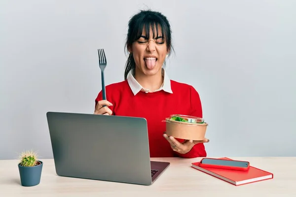 Jovem Morena Com Franja Trabalhando Escritório Comendo Salada Saudável Furando — Fotografia de Stock