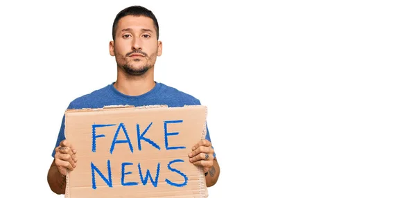 Schöner Mann Mit Tätowierungen Mit Fake News Banner Und Nüchternem — Stockfoto