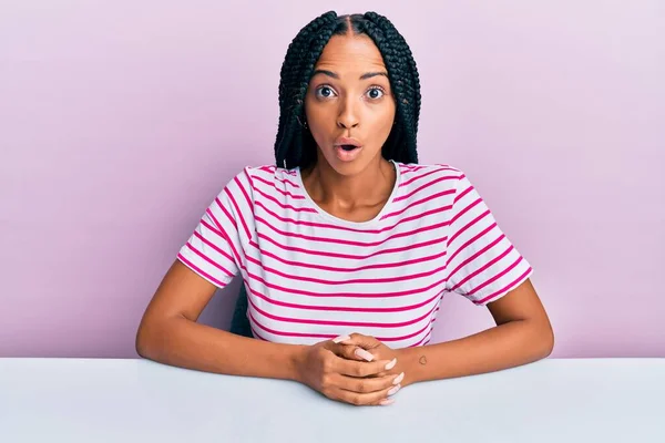 Mooie Latijns Amerikaanse Vrouw Draagt Casual Kleding Zitten Tafel Bang — Stockfoto