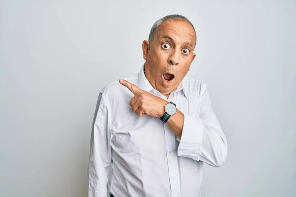 Knappe Senior Man Draagt Casual Wit Shirt Verrast Wijzend Met — Stockfoto