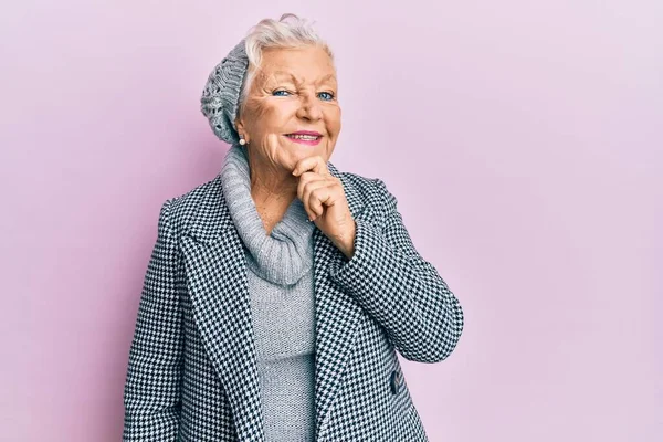 Femme Âgée Aux Cheveux Gris Portant Pull Hiver Laine Souriant — Photo