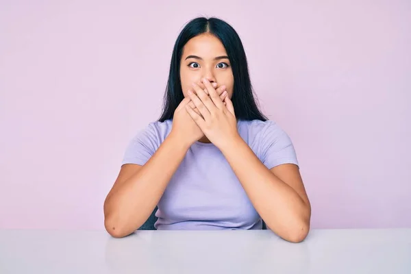 Jong Mooi Aziatisch Meisje Dragen Casual Kleding Zitten Tafel Geschokt — Stockfoto