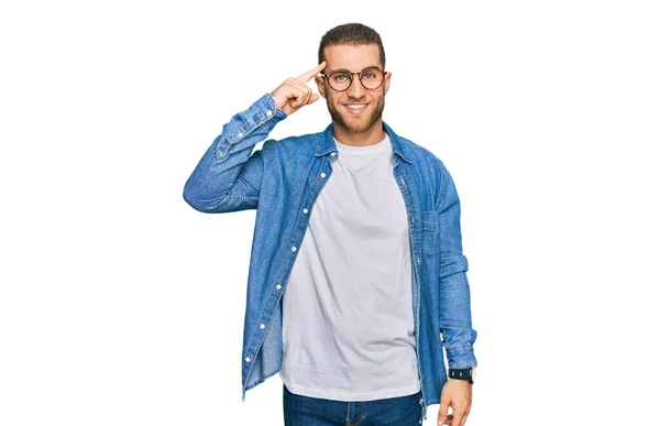 Jeune Homme Caucasien Portant Des Vêtements Décontractés Souriant Pointant Vers — Photo
