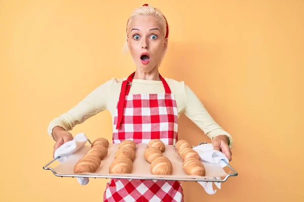 Junge Blonde Frau Bäckeruniform Mit Selbstgebackenem Brot Der Hand Verängstigt — Stockfoto