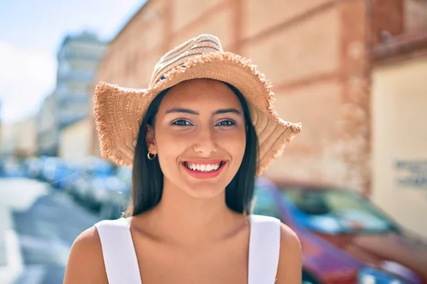 Menina Latina Jovem Vestindo Estilo Verão Sorrindo Feliz Rua Cidade — Fotografia de Stock