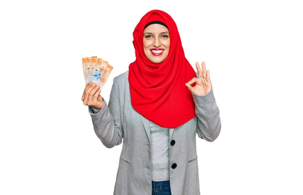 Mulher Hispânica Bonita Vestindo Hijab Islâmico Segurando Notas Franco Suíço — Fotografia de Stock