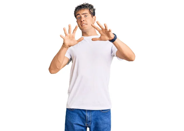 Homem Bonito Jovem Vestindo Camisa Branca Casual Com Medo Aterrorizado — Fotografia de Stock