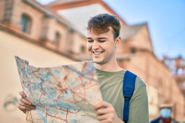 Jovem Caucasiano Turista Homem Sorrindo Feliz Segurando Mapa Cidade — Fotografia de Stock