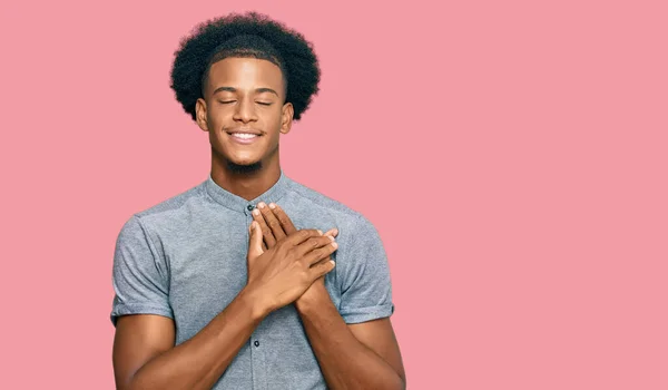 African American Man Afro Hair Wearing Casual Clothes Smiling Hands — Stock Photo, Image