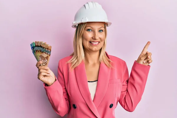 Mooie Middelbare Leeftijd Blonde Vrouw Dragen Architect Hardhat Houden Canadese — Stockfoto