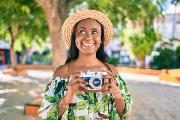 Mladý Africký Americký Turista Žena Dovolené Úsměvem Šťastný Pomocí Vintage — Stock fotografie