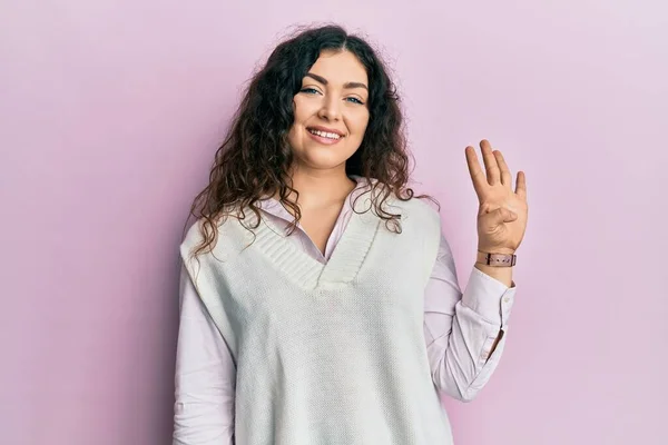 Mujer Morena Joven Con Pelo Rizado Con Ropa Casual Mostrando — Foto de Stock