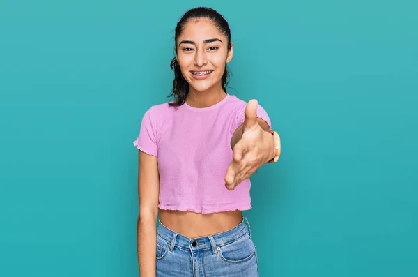 Hispanisches Teenager Mädchen Mit Zahnspange Lässiger Kleidung Lächelt Freundlich Und — Stockfoto