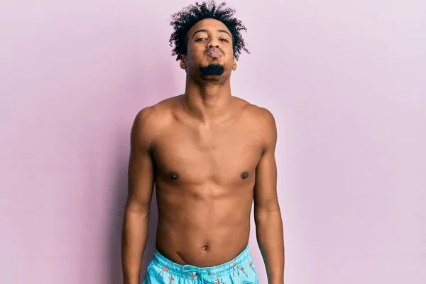 Jovem Afro Americano Com Barba Usar Fato Banho Soprar Bochechas — Fotografia de Stock