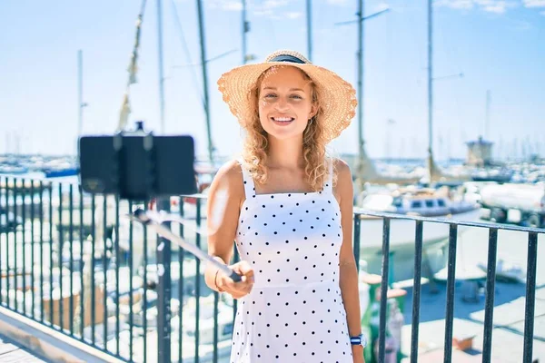 Giovane Bella Donna Caucasica Con Capelli Biondi Sorridente Felice All — Foto Stock