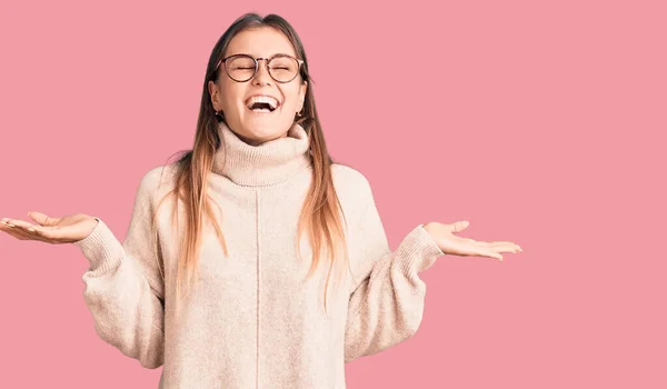 Bella Donna Caucasica Indossa Maglione Invernale Lana Che Celebra Pazzo — Foto Stock