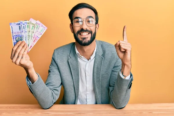 Jovem Hispânico Segurando Notas Rúpia Indiana Sentado Mesa Sorrindo Com — Fotografia de Stock