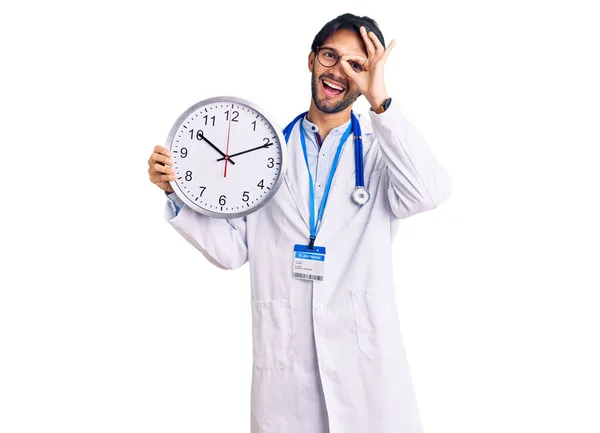 Bel Homme Hispanique Portant Uniforme Médecin Tenant Horloge Souriant Heureux — Photo