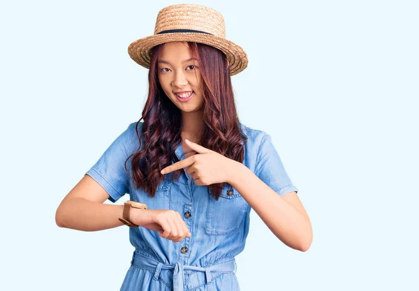 Jong Mooi Chinees Meisje Dragen Zomer Hoed Haast Wijzend Naar — Stockfoto