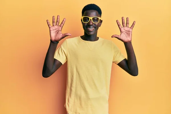 年轻的非洲裔美国人 身穿休闲装 戴着眼镜 用手指指着十号 面带微笑 自信而快乐 — 图库照片